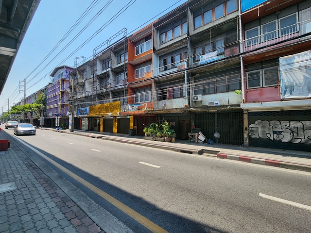 ขายอาคารพาณิชย์ 4 ชั้น ติดถนนวงศ์สว่าง ใกล้ MRT วงศ์สว่าง เพียง 400 เมตร ใกล้ทางด่วน เหมาะลงทุนทำธุรกิจ ค้าขาย