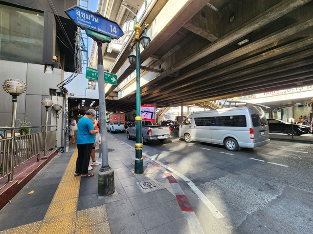 ขายอาคารพาณิชย์ 2 ชั้น ปรับปรุงใหม่ ติดถนนสุขุมวิท และ BTS/MRT อโศก ขนาด 20 ตรว ตรงข้าม Terminal 21